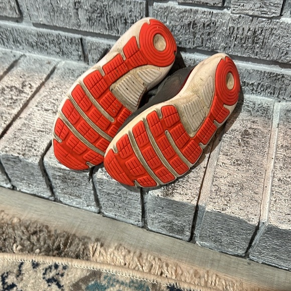 Under armor sneakers, colors, gray and orange size 13 kids - Picture 2 of 2